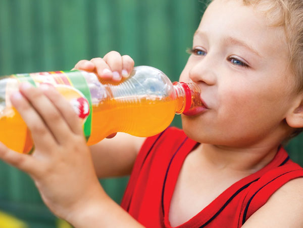 Çocuğunuza Meyve Suyu Diye Kimyasal İçirmeyin