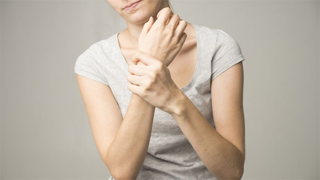 Parkinson Sessizce Başlar: İlk Belirtileri Fark Ediyor Musunuz?