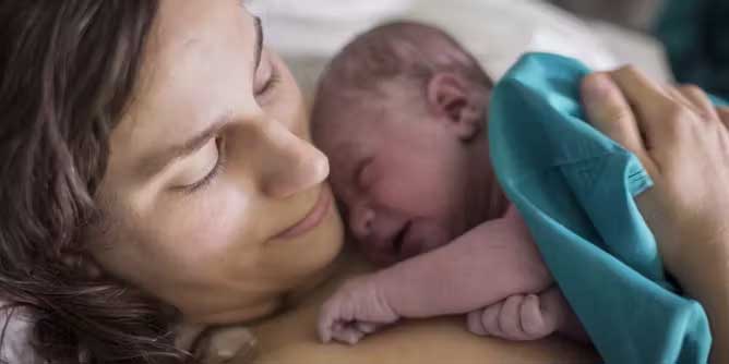 Yenidoğan Bebeğin İlk 1 Ayı: Anne ve Babaların Bilmesi Gerekenler Yenidoğan Bebeğin İlk 1 Ayı: Anne ve Babaların Bilmesi Gerekenler