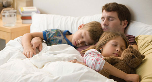 Çocuğuyla Aynı Odada Uyuyan Babalar Dikkat