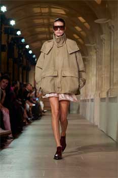 Vogue’a Göre 2026 İlkbahar/Yaz Modasında Öne Çıkan Trendler Vogue’a Göre 2026 İlkbahar/Yaz Modasında Öne Çıkan Trendler