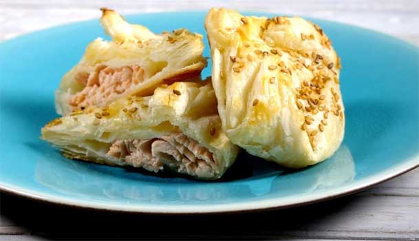 Kolay Börek Tarifi Somonlu ve Susamlı Milföy Bohçaları