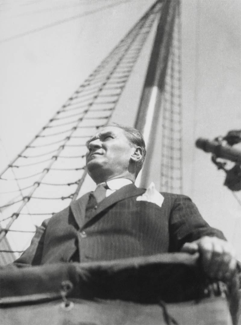Atatürk Bir İnsandan Fazlası Sergisi FMV Galeri Işıkta