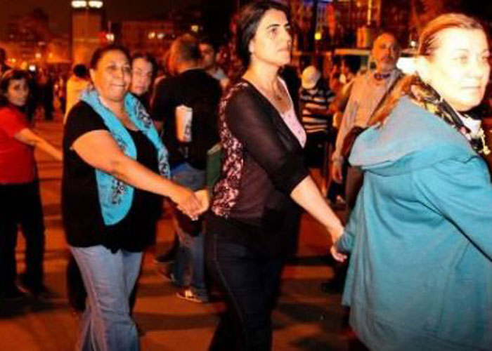 Taksim Gezi Parkında Anne Kalkanı
