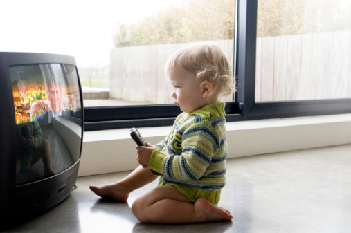 Çocuğunuzu Elektronik Bakıcı Televizyonlara Emanet Etmeyin 
