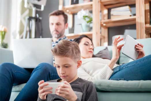 Çocuğunuzun Telefonunu Kontrol Etmek Yetmez: Ekranın Ardındaki 5 Dijital Tehlike Çocuğunuzun Telefonunu Kontrol Etmek Yetmez: Ekranın Ardındaki 5 Dijital Tehlike