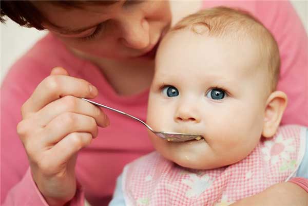 1 Yaşından Önce Bebeğinizi Nasıl Beslemelisiniz