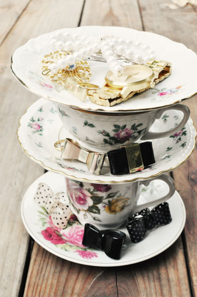Vintage Çay Fincanlarıyla Takı Standı