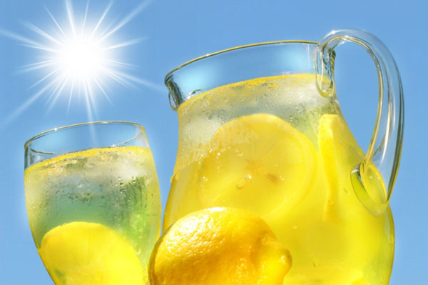 Yaz Günlerinin Sağlıklı ve Serinletici İçeceği Zencefilli Limonata
