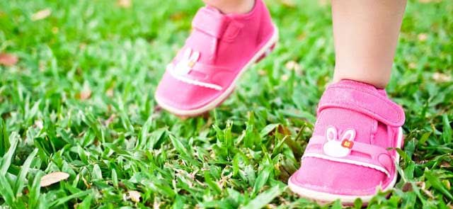 Yürümeyi Öğrenen Bebeklere Uygun Ayakkabı Nasıl Seçilir