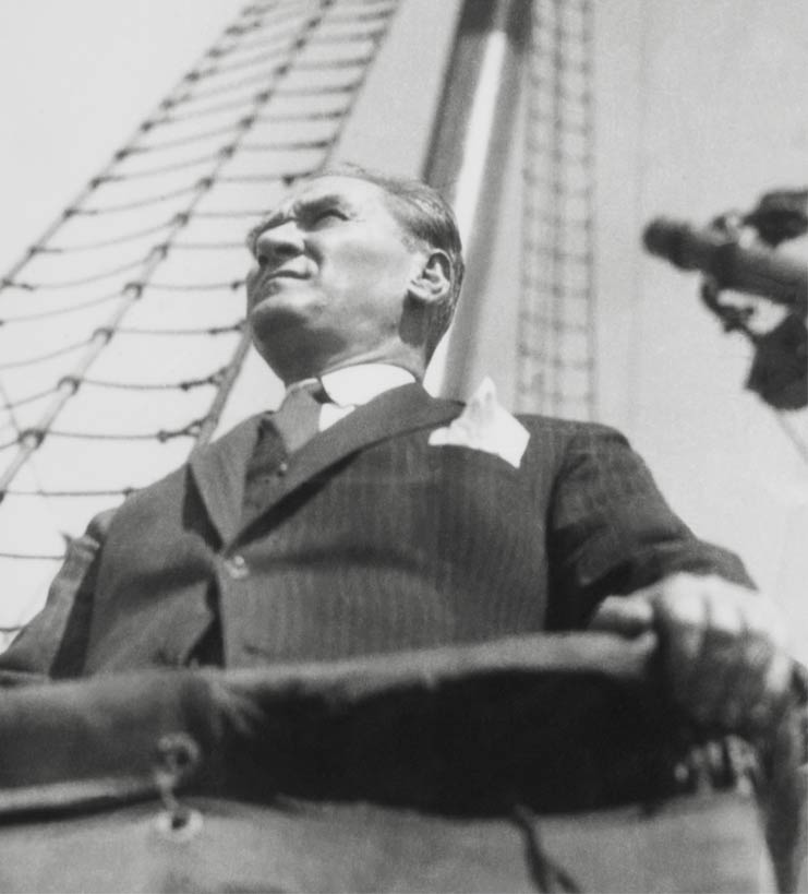 Atatürk Bir İnsandan Fazlası Sergisi FMV Galeri Işıkta