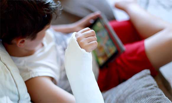 ÇOCUKLARDA KEMİK KIRIKLARININ TEDAVİSİ İLE İLGİLİ BİLMENİZ GEREKENLER