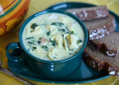 Kremalı Tavuk Suyunda Tortellini ile Ispanak Çorbası